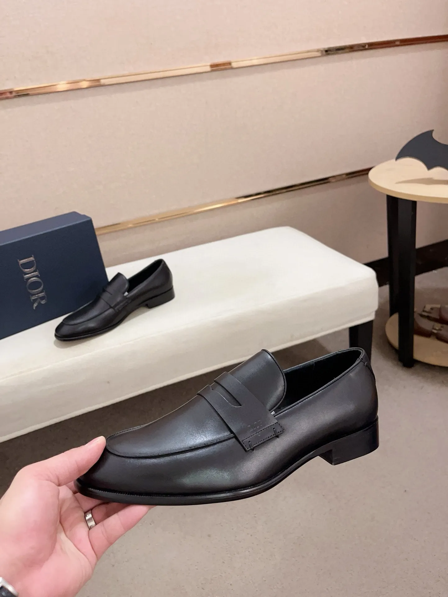 Men's shoes 💰: 540💰 High-end version of Dior Dior's new series. Famous actors and Internet celebrities wear super popular designs. The sculptures of French artist Niki de Saint Phalle are designed as rings. Material: Fabric: Imported original material. Foot: cowhide. Outsole: Rubber outsole. Men's shoe size: 38~44. Can be customized to size 45.